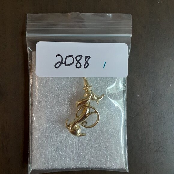 Vintage Circus Dog Brooch Dog Jumping Through Hoop Gold-Tone 1960's - Picture 5 of 5